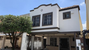 Spacious 4-bedroom house in beautiful Ciudad General Escobedo with WiFi, AC